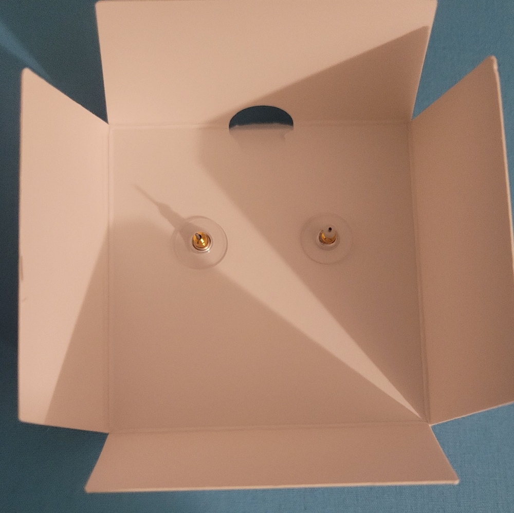 Daisy Earrings - Picture 3 of 3